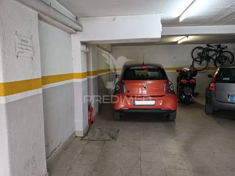 Apartamento t2 sta. marta com parqueamento