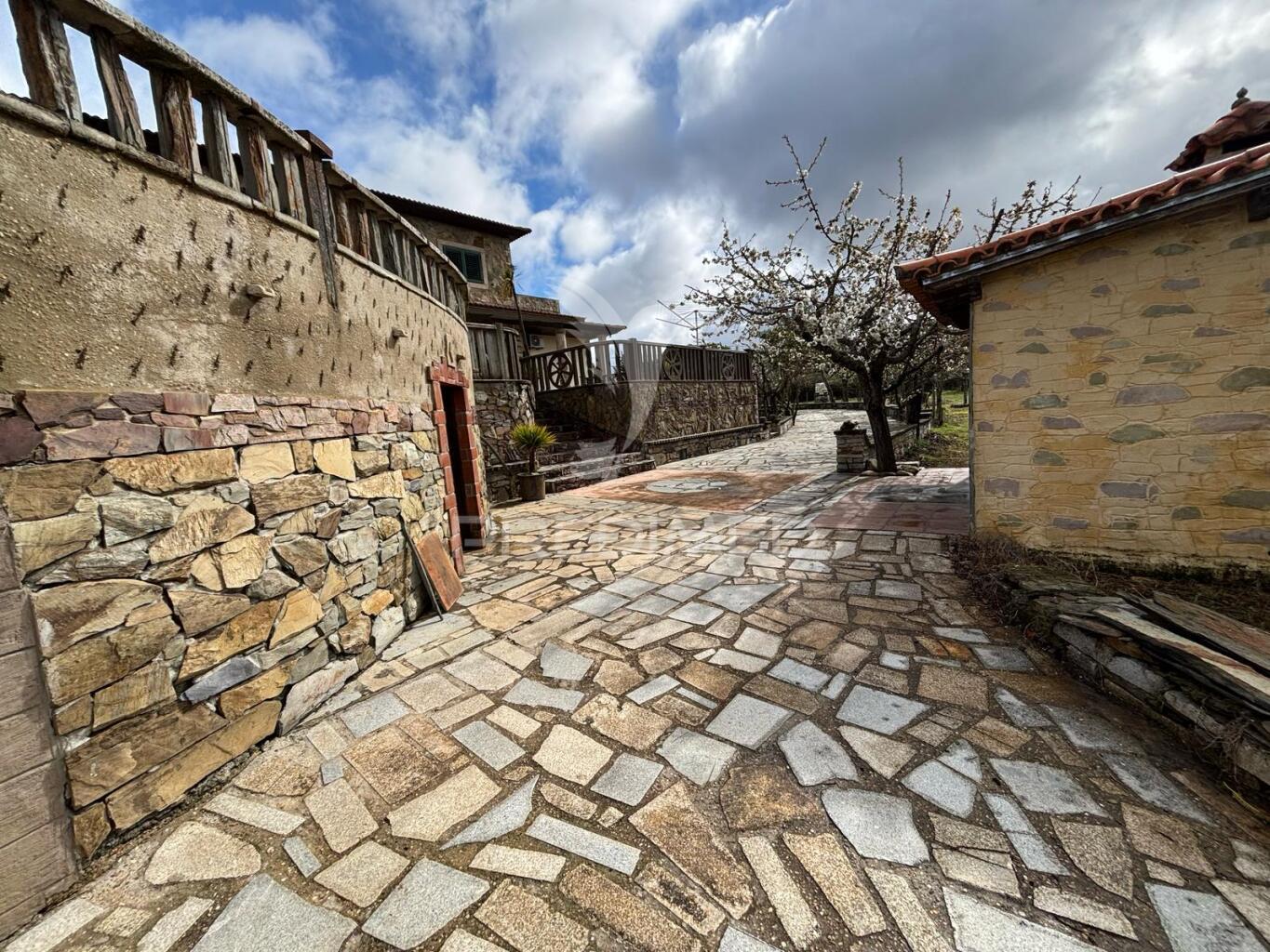 Quinta com moradia t4 e piscina