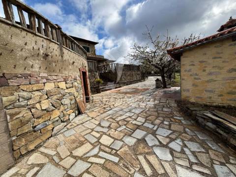 Quinta com moradia t4 e piscina