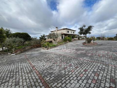 Quinta com moradia t4 e piscina