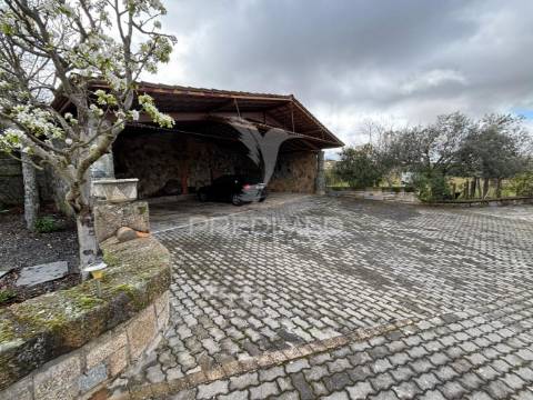 Quinta com moradia t4 e piscina