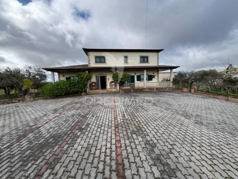 Quinta com moradia t4 e piscina