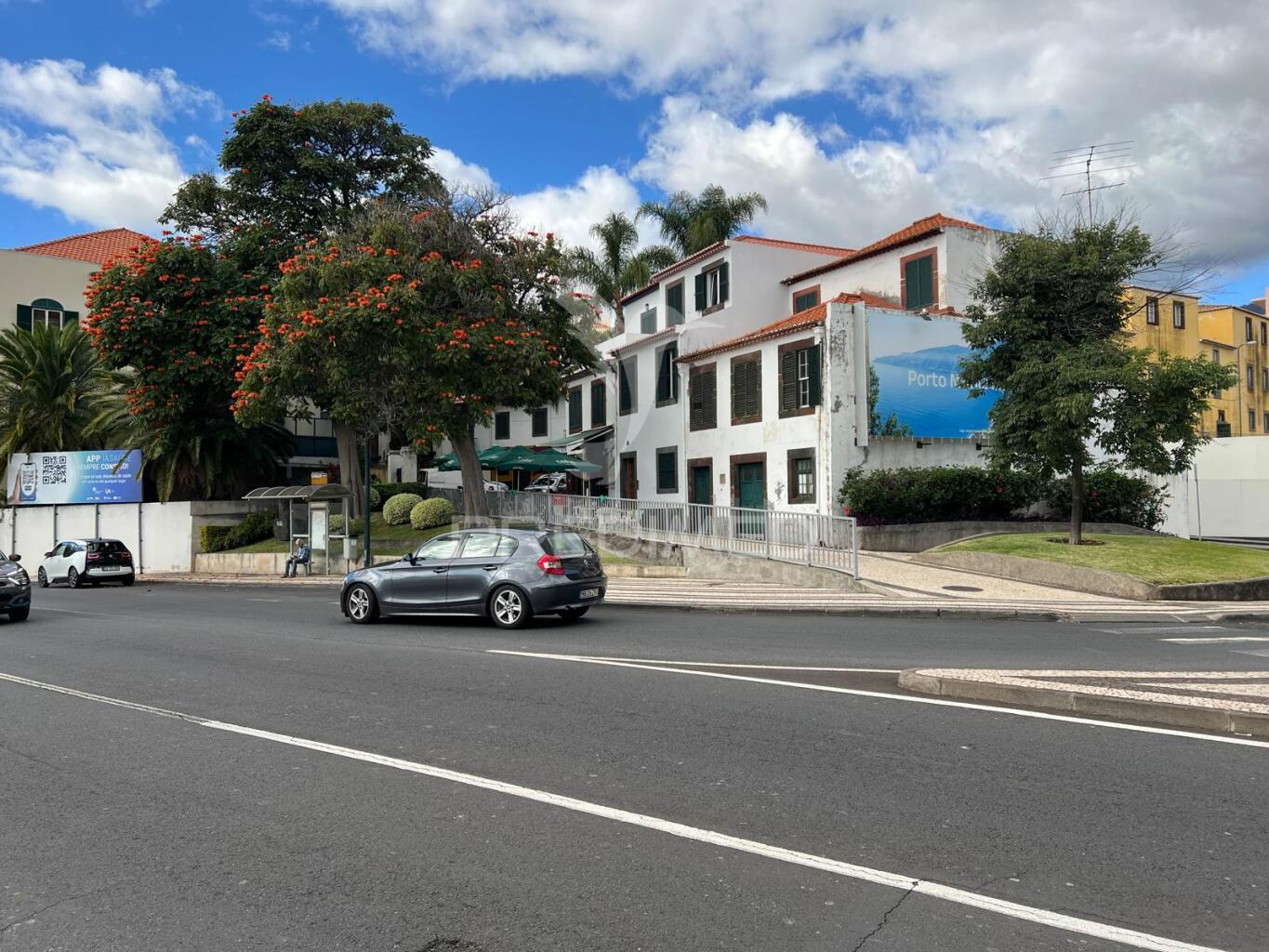 Moradia t2 em banda + bar, no funchal - ilha da madeira