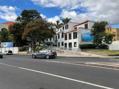 Moradia t2 em banda + bar, no funchal - ilha da madeira