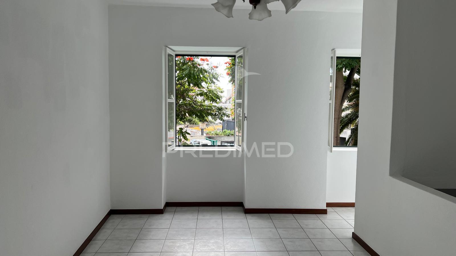 Moradia t2 em banda + bar, no funchal - ilha da madeira