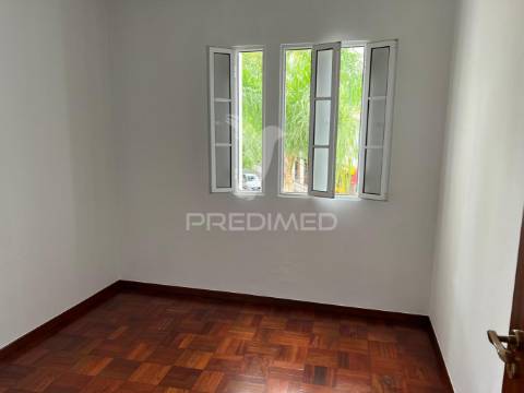 Moradia t2 em banda + bar, no funchal - ilha da madeira