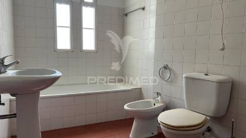 Moradia t2 em banda + bar, no funchal - ilha da madeira