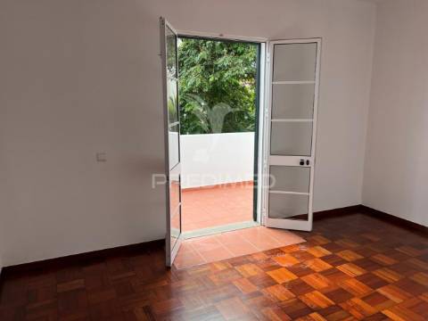 Moradia t2 em banda + bar, no funchal - ilha da madeira