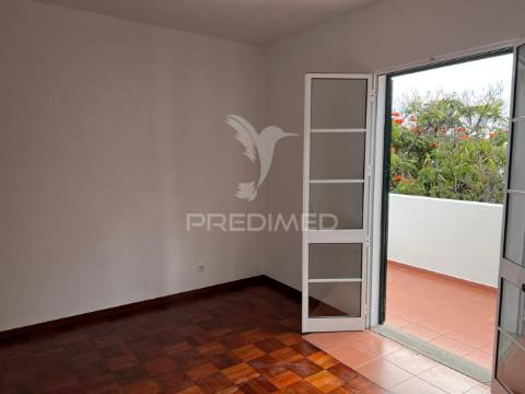 Moradia t2 em banda + bar, no funchal - ilha da madeira