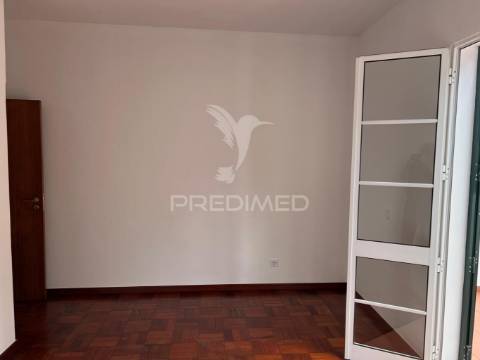 Moradia t2 em banda + bar, no funchal - ilha da madeira