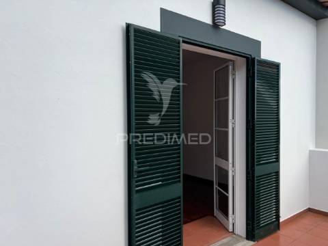 Moradia t2 em banda + bar, no funchal - ilha da madeira