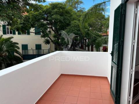 Moradia t2 em banda + bar, no funchal - ilha da madeira