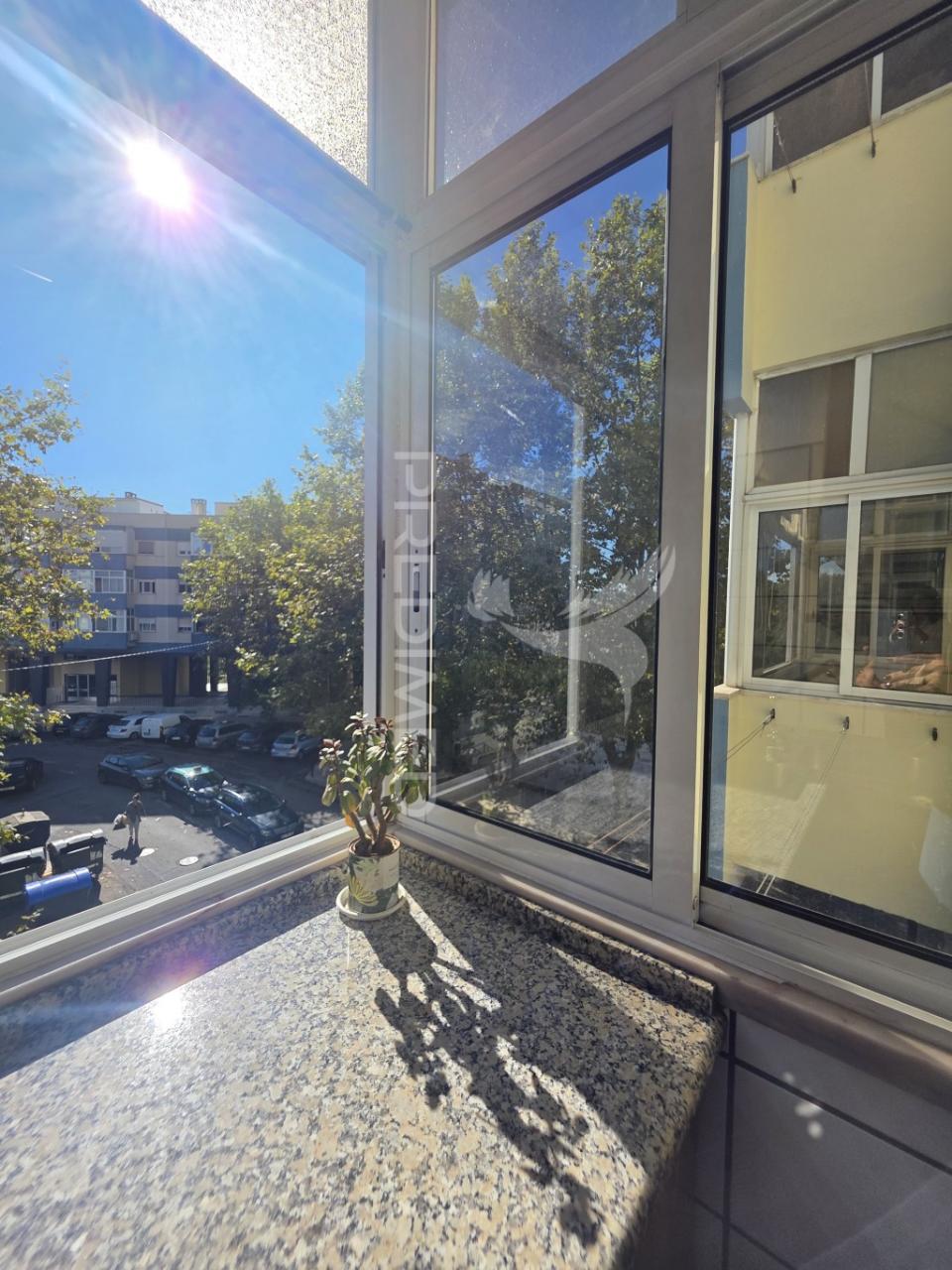 Apartamento t2+1 situado em santa clara, lisboa