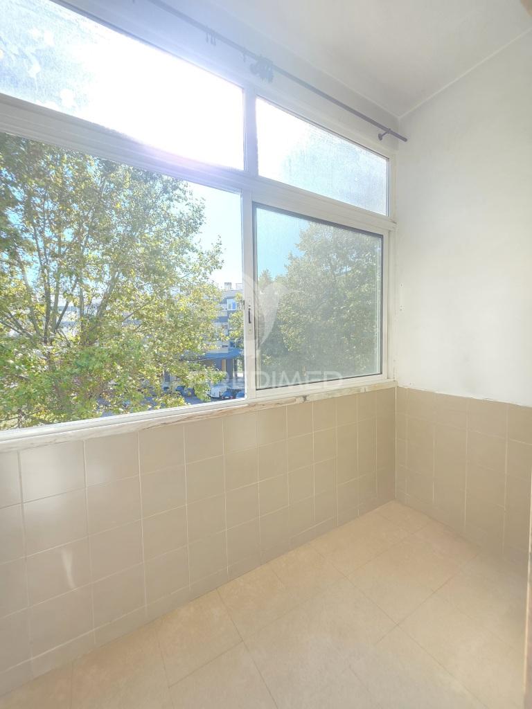 Apartamento t2+1 situado em santa clara, lisboa