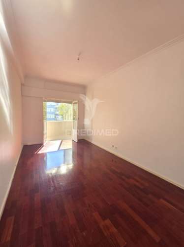 Apartamento t2+1 situado em santa clara, lisboa