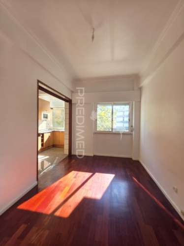 Apartamento t2+1 situado em santa clara, lisboa