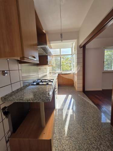 Apartamento t2+1 situado em santa clara, lisboa