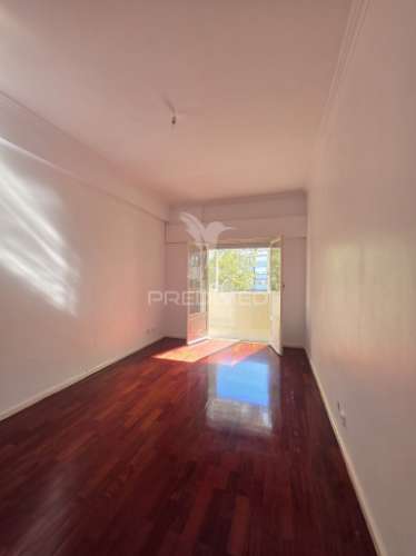 Apartamento t2+1 situado em santa clara, lisboa