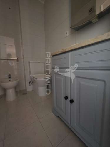 Apartamento t2+1 situado em santa clara, lisboa