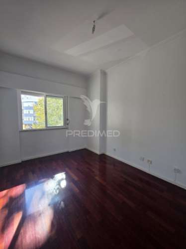 Apartamento t2+1 situado em santa clara, lisboa