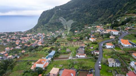 Moradia t2 para recuperar + palheiro na ponta delgada - ilha da madeira