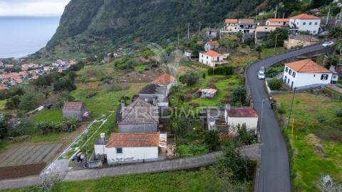 Moradia t2 para recuperar + palheiro na ponta delgada - ilha da madeira