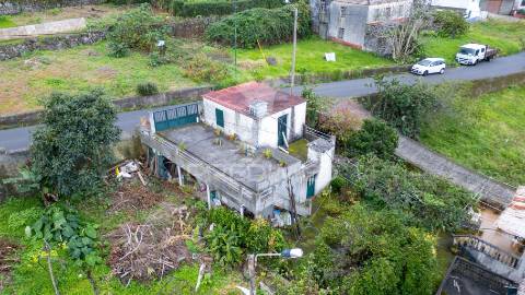 Moradia t2 para recuperar + palheiro na ponta delgada - ilha da madeira