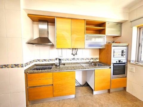 Excelente apart. t1 com parqueamento e piscina perto praia