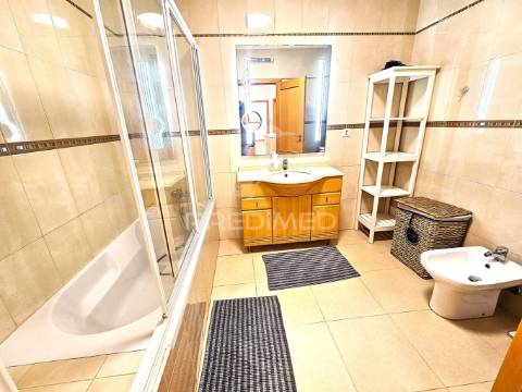 Excelente apart. t1 com parqueamento e piscina perto praia