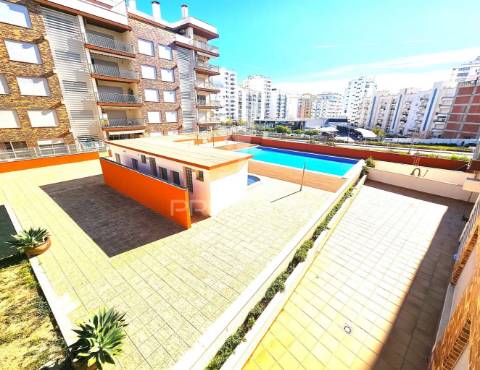 Excelente apart. t1 com parqueamento e piscina perto praia