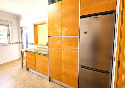 Excelente apart. t1 com parqueamento e piscina perto praia