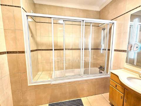 Excelente apart. t1 com parqueamento e piscina perto praia