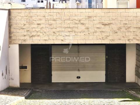 Excelente apart. t1 com parqueamento e piscina perto praia