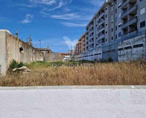 Terreno com 2.700 m² no centro de ovar