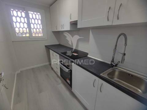 Apartamento t2 completamente remodelado, pontinha, odivelas.
