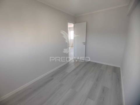 Apartamento t2 completamente remodelado, pontinha, odivelas.