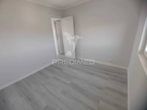 Apartamento t2 completamente remodelado, pontinha, odivelas.
