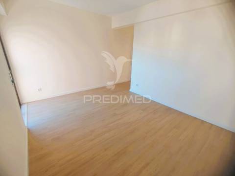 Apartamento t2 renovado, algueirão, mem martins.