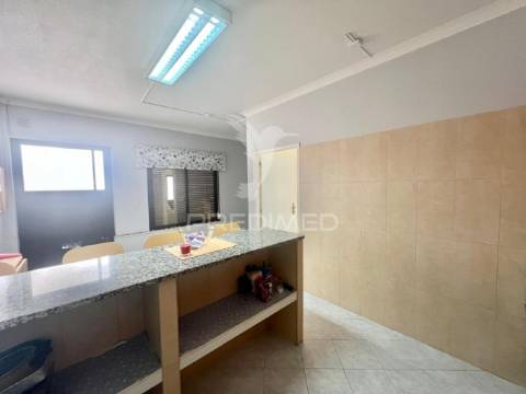 Apartamento t3 com terraço _ 200 metros praia de sesimbra