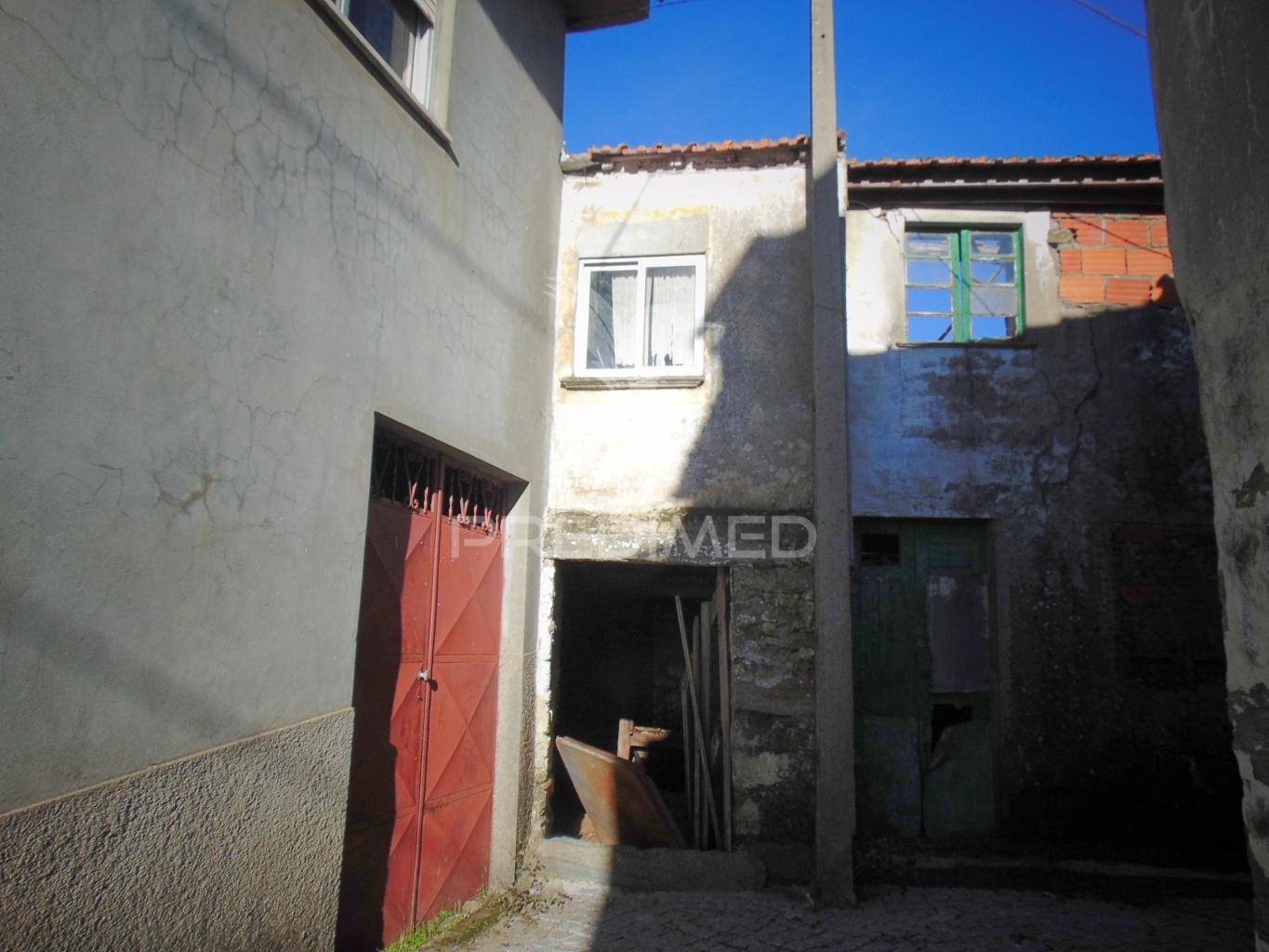 3 moradias geminadas para recuperação em abaças - vila real