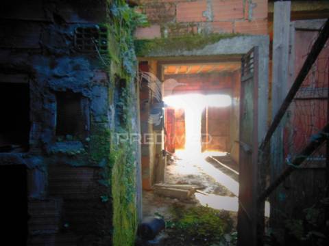 3 moradias geminadas para recuperação em abaças - vila real