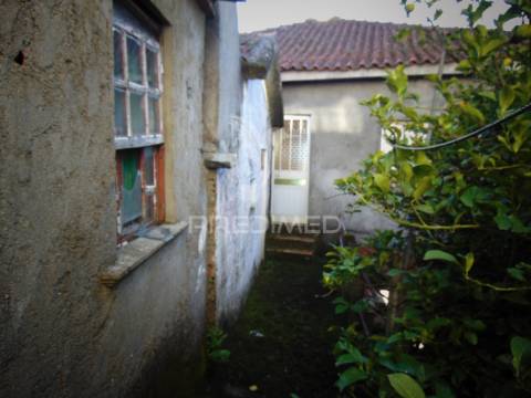 3 moradias geminadas para recuperação em abaças - vila real