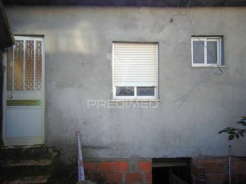 3 moradias geminadas para recuperação em abaças - vila real