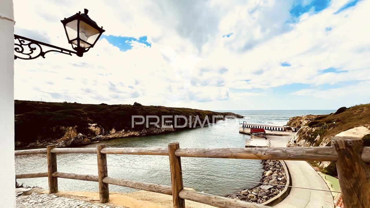 Moradia com logradouro e 2 espaços comerciais, centro de porto covo.