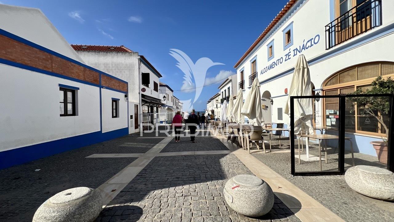 Moradia com logradouro e 2 espaços comerciais, centro de porto covo.