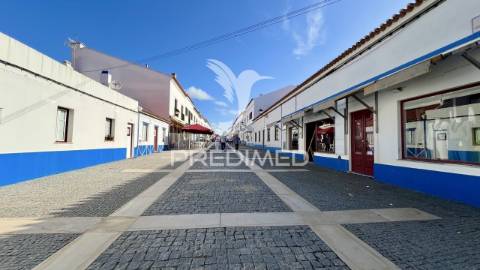 Moradia com logradouro e 2 espaços comerciais, centro de porto covo.