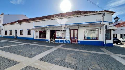 Moradia com logradouro e 2 espaços comerciais, centro de porto covo.