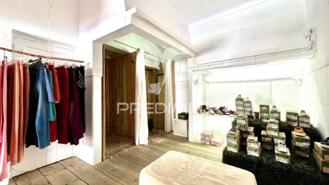 Moradia com logradouro e 2 espaços comerciais, centro de porto covo.