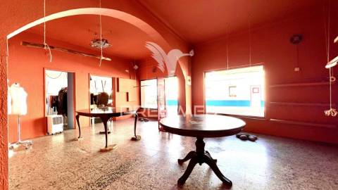 Moradia com logradouro e 2 espaços comerciais, centro de porto covo.