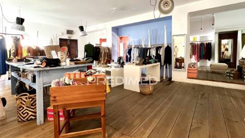 Moradia com logradouro e 2 espaços comerciais, centro de porto covo.